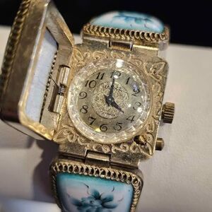Rare vintage Russian Chaika 17 jewel ladies watch